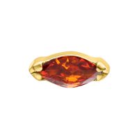 Goldener Piercing Aufsatz mit dunkelrotem Marquise-Kristall auf weißem Hintergrund
