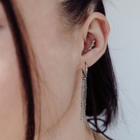 Glitzernder goldener Aufsatz für Innengewinde am Ohr getragen