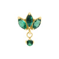 Goldener Piercing-Aufsatz mit smaragdgrünen Kristallen auf weißem Hintergrund