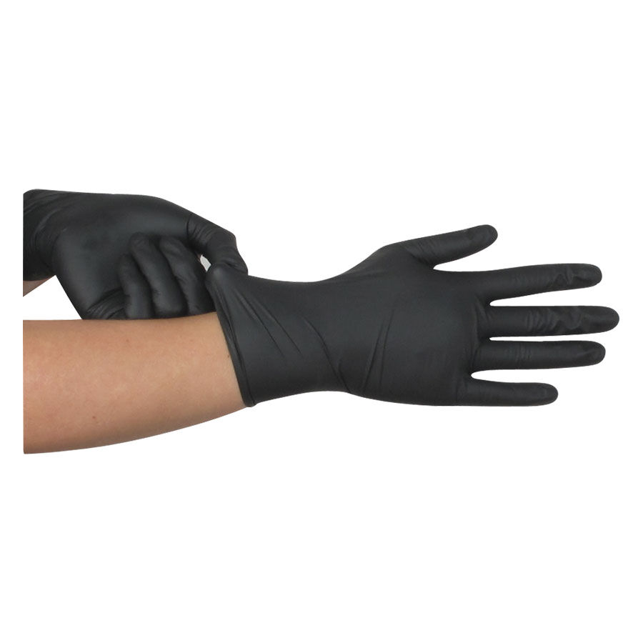 Schwarze Latexhandschuhe an einer Hand auf weißem Hintergrund