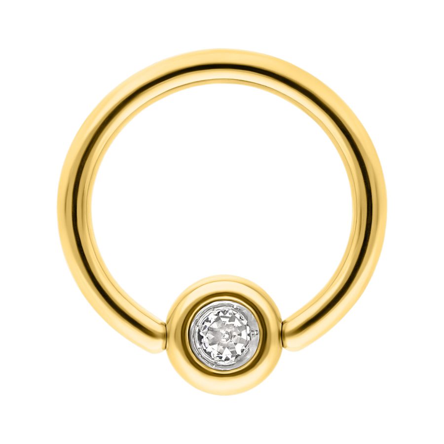 Goldener Clip in Ring mit kristallklarem Schmuckstein auf weißem Hintergrund