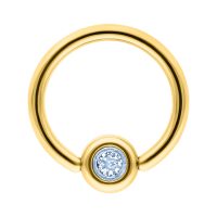 Goldener Titanring mit hellblauem Kristall auf weißem Hintergrund