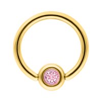 Goldener Piercing-Ring mit rosa Kristall auf weißem Hintergrund