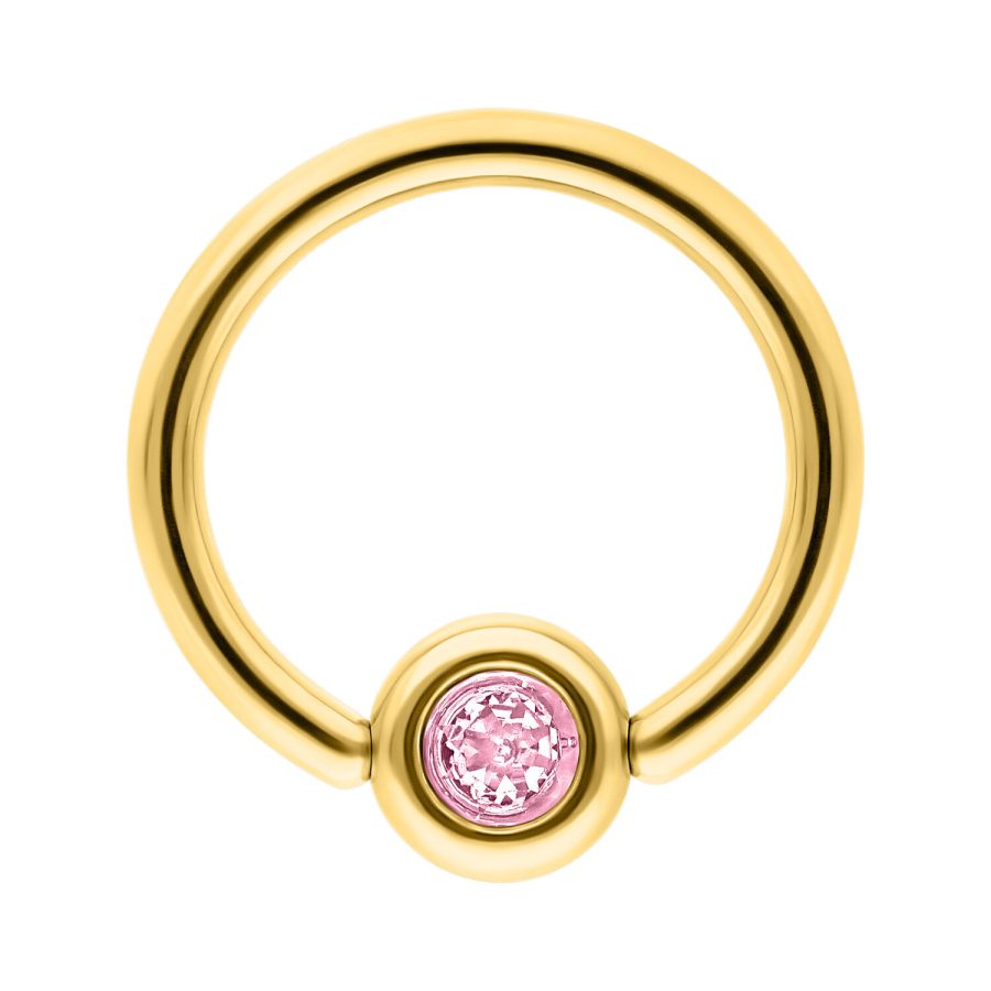 Goldener Piercing-Ring mit rosa Kristall auf weißem Hintergrund
