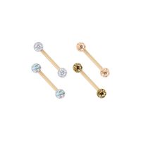 Vier goldene Piercings mit verschiedenen Kristallfarben auf weißem Hintergrund