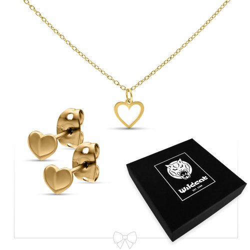 Goldenes Herzschmuckset mit Kette und Ohrsteckern auf weißem Hintergrund