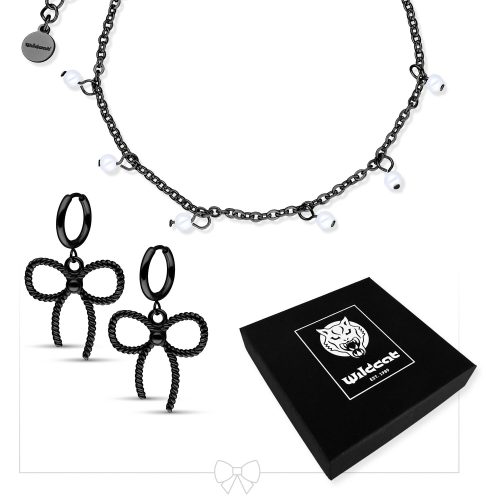 Schwarzes Perlenarmband mit kleinen Perlen und schwarzen Schleifen-Ohrringen auf weißem Hintergrund