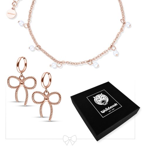 Armband mit kleinen Perlen und Schleifen-Ohrringe in Roségold auf weißem Hintergrund