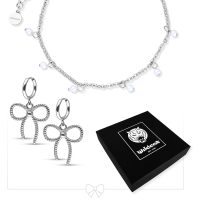 Silbernes Armband mit Perlen und Schleifen-Ohrringe auf weißem Hintergrund