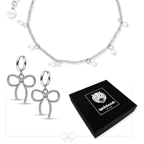 Silbernes Armband mit Perlen und Schleifen-Ohrringe auf weißem Hintergrund