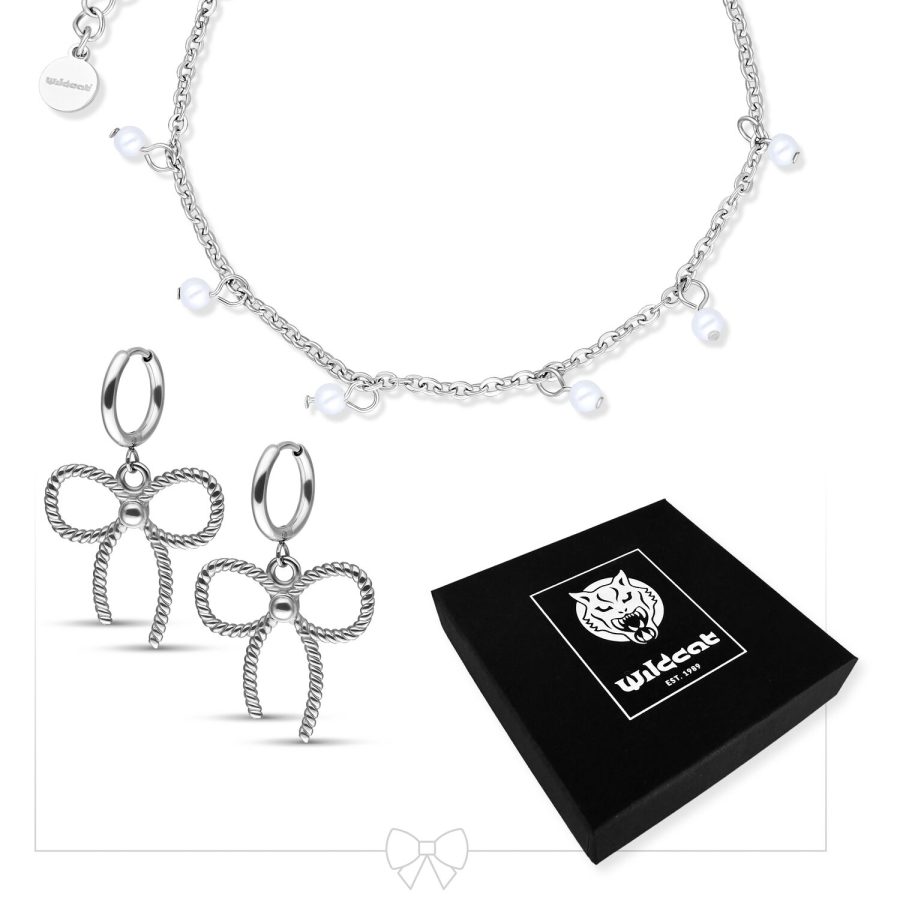 Silbernes Armband mit Perlen und Schleifen-Ohrringe auf weißem Hintergrund