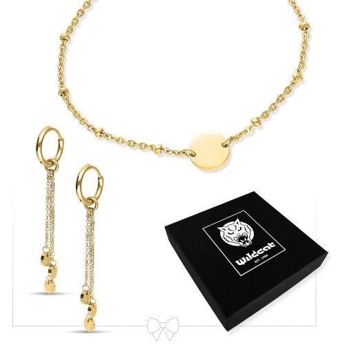 Goldenes Plattenarmband und Creolen auf weißem Hintergrund mit Wildcat-Box