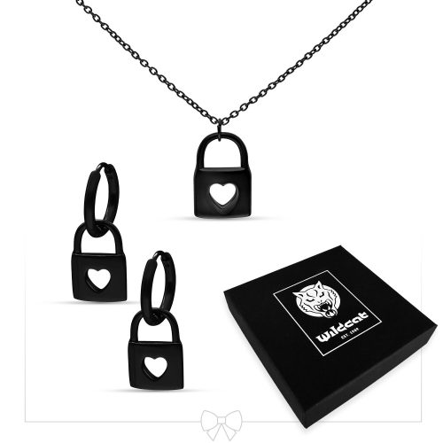 Schwarzes Schmuckset mit Schloss-Design bestehend aus Kette und Ohrringen auf weißem Hintergrund