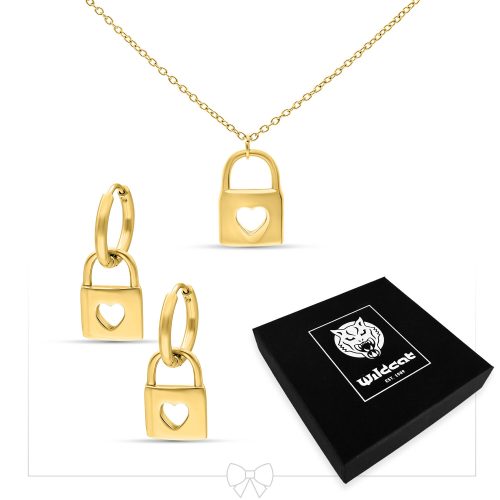Goldene Halskette und Creolen mit Schlossanhänger auf weißem Hintergrund