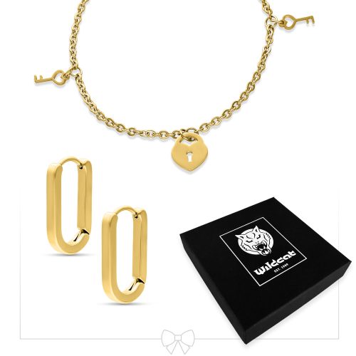 Goldenes Armband mit Schlüsselanhänger und goldene Ohrringe auf weißem Hintergrund