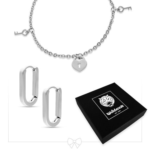 Silbernes Armband mit Schlüsseln und Schlossanhänger, Creolen darunter, auf weißem Hintergrund