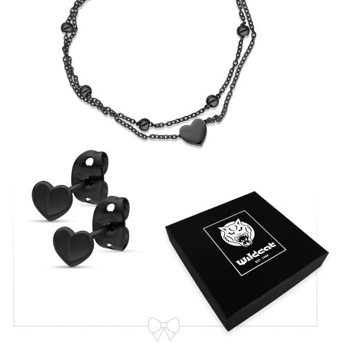 Schwarzes Schmuckset mit Herzmotiv aus Chirurgenstahl, bestehend aus Kette und Ohrringen, auf weißem Hintergrund