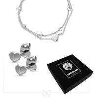 Silbernes Herzarmband mit doppelter Kette und Herzohrringe neben schwarzer Geschenkbox