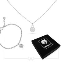 Silbernes Smiley-Armband und Halskette mit Geschenkbox auf weißem Hintergrund