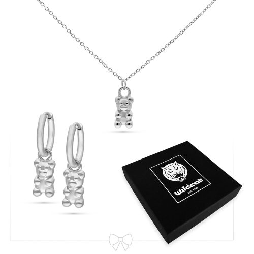 Silberne Halskette mit Gummi-Bärchen-Anhänger und passenden Creolen, schwarze Geschenkbox im Hintergrund