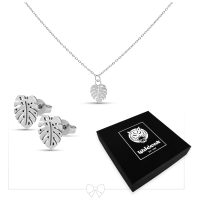 Silbernes Monstera Schmuckset mit Kette und Ohrsteckern auf weißem Hintergrund