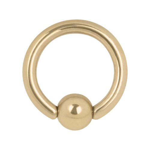 Goldener Klemmkugelring aus Titan mit Kugelverschluss vor weißem Hintergrund