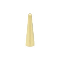 Goldener Titan Piercing Spike mit konischer Form auf weißem Hintergrund