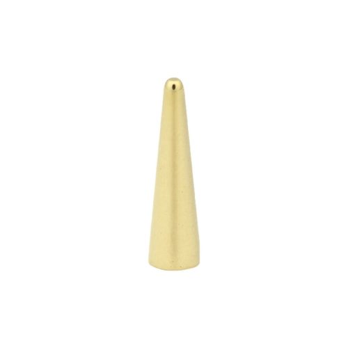 Goldener Titan Piercing Spike mit konischer Form auf weißem Hintergrund