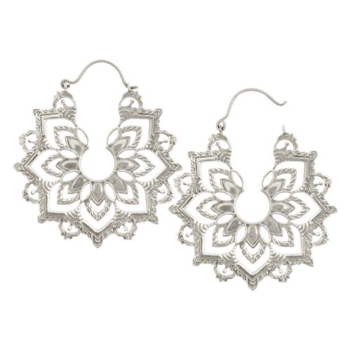 Silberne Sunburst Hoops aus Messing auf weißem Hintergrund