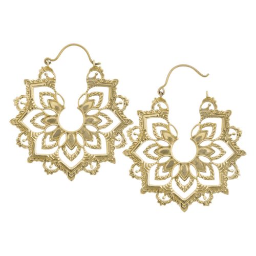 Goldene Ohrringe in Mandala-Design auf weißem Hintergrund