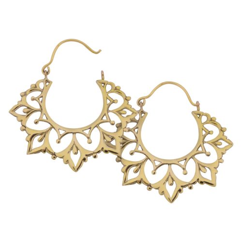 Goldene Messing-Ohrringe in Blattdesign auf weißem Hintergrund