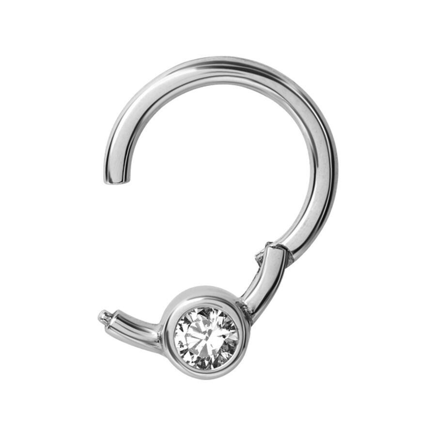 Silberner Septum Clicker Ring mit klarem Kristallstein auf weißem Hintergrund