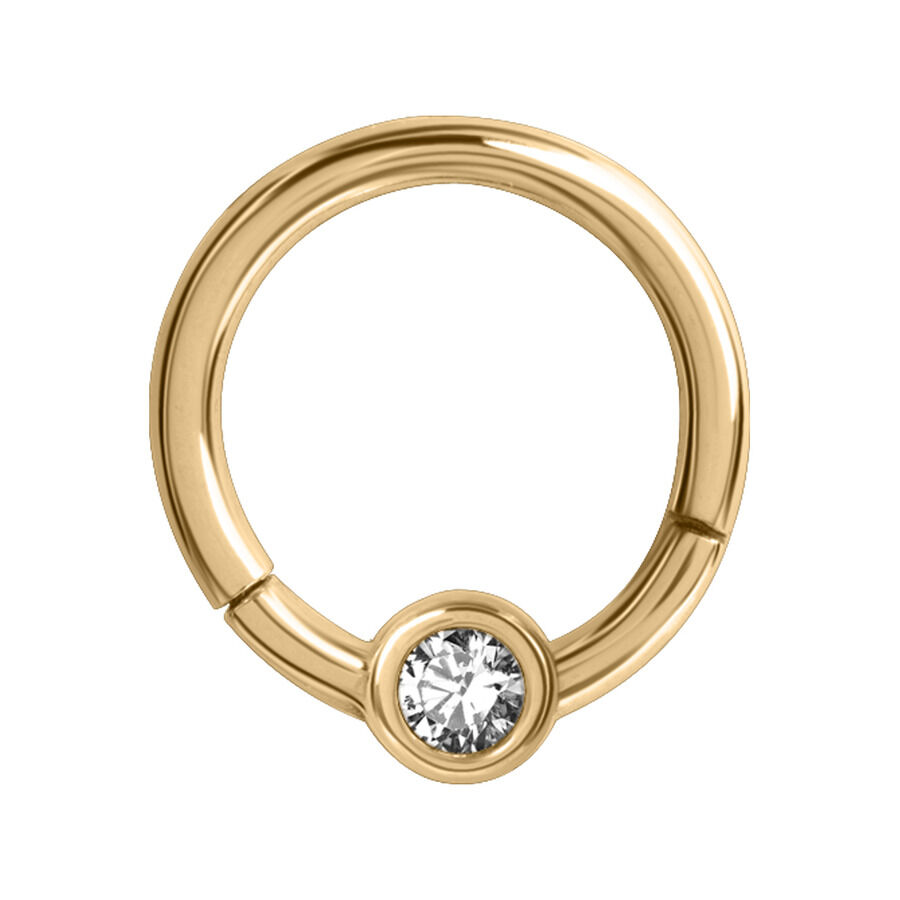 Goldener Piercing-Ring mit klarem Kristall auf weißem Hintergrund