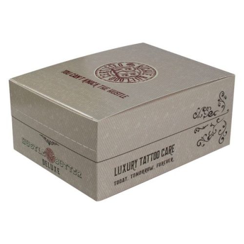 Beige Box mit Hustle Butter Deluxe Logo und Verzierungen