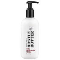 Weiße Hustle Butter Lotion Flasche mit schwarzem Pumpspender auf weißem Hintergrund