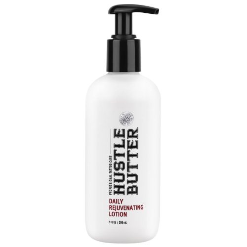Weiße Hustle Butter Lotion Flasche mit schwarzem Pumpspender auf weißem Hintergrund