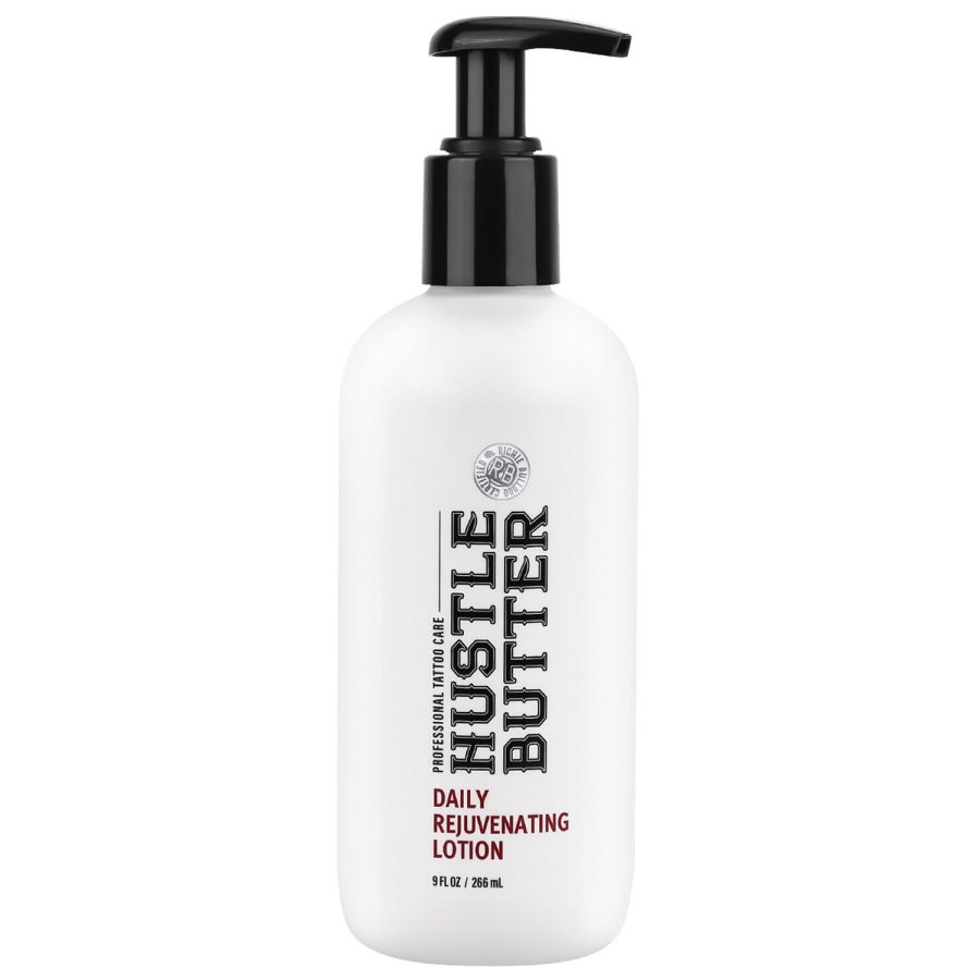 Weiße Hustle Butter Lotion Flasche mit schwarzem Pumpspender auf weißem Hintergrund
