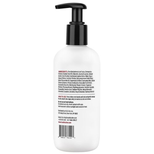 Weiße Hustle Butter Lotion Flasche mit schwarzem Pumpspender auf weißem Hintergrund