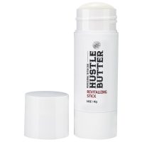 Hustle Butter Revitalizing Stick auf weißem Hintergrund mit abgenommenem Deckel