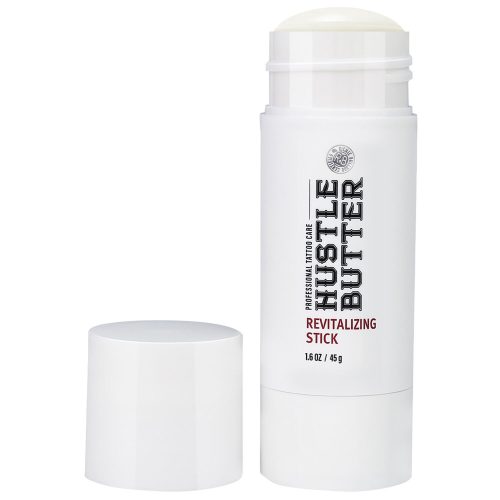 Hustle Butter Revitalizing Stick auf weißem Hintergrund mit abgenommenem Deckel
