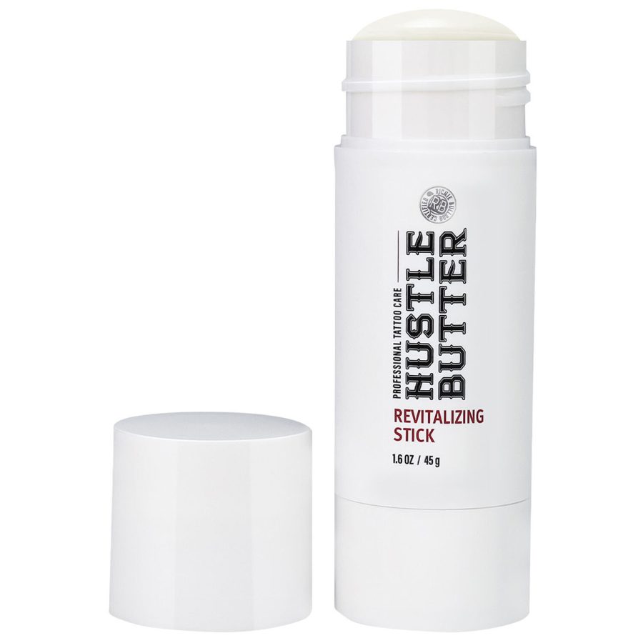 Hustle Butter Revitalizing Stick auf weißem Hintergrund mit abgenommenem Deckel