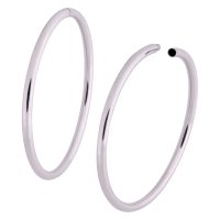 Zwei roségoldene Hollowed Hoop Ohrringe auf weißem Hintergrund