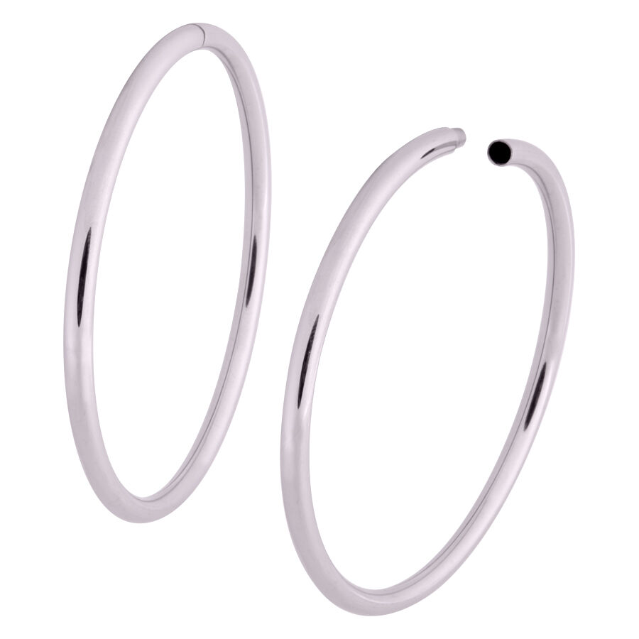Zwei roségoldene Hollowed Hoop Ohrringe auf weißem Hintergrund