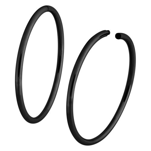 Zwei schwarze Hoop-Ohrringe aus Chirurgenstahl auf weißem Hintergrund