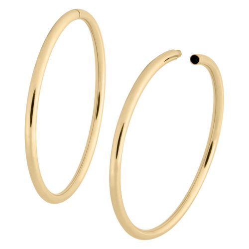 Zwei goldene Hollowed Hoops aus Chirurgenstahl auf weißem Hintergrund