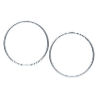 Zwei große silberne Hoops aus Chirurgenstahl auf weißem Hintergrund