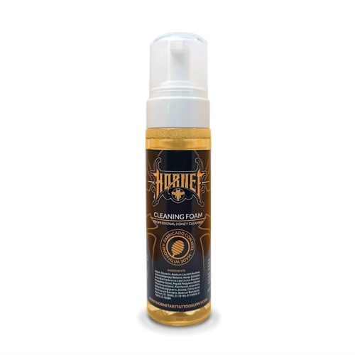 Hornet Honey Reinigungsschaum Flasche mit schwarzem Etikett auf weißem Hintergrund