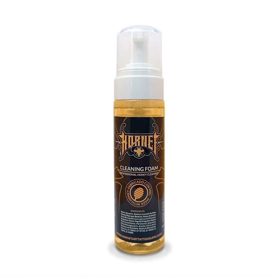Hornet Honey Reinigungsschaum Flasche mit schwarzem Etikett auf weißem Hintergrund