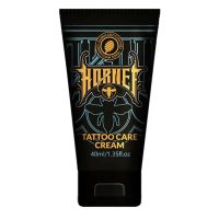 Schwarze Tube der Hornet Tattoo Pflegecreme mit 40 ml Inhalt auf weißem Hintergrund