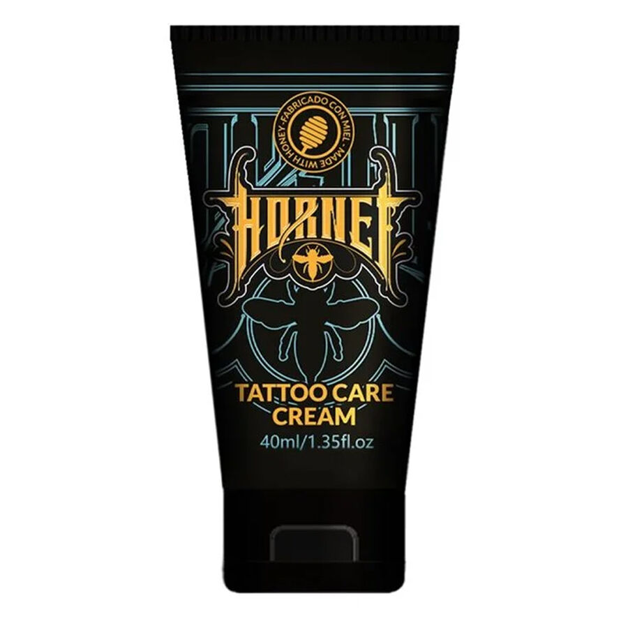 Schwarze Tube der Hornet Tattoo Pflegecreme mit 40 ml Inhalt auf weißem Hintergrund